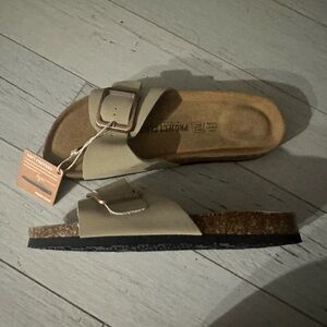 New without tags Protect Cloud flats size 9 color multi